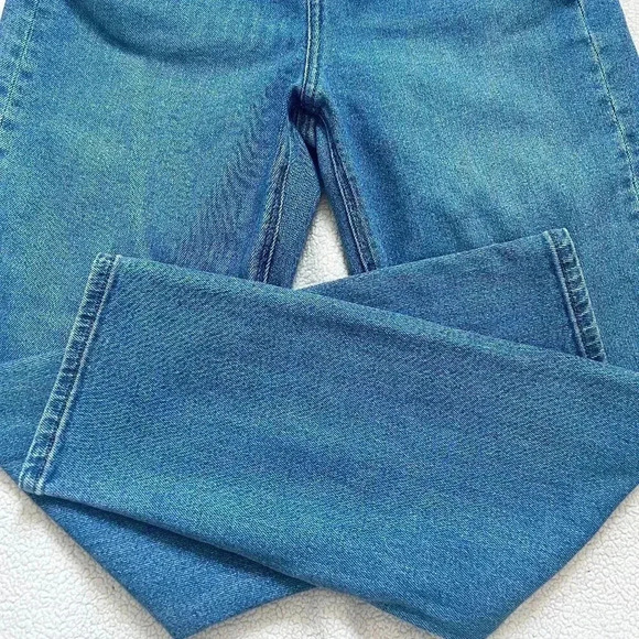 American Eagle Outfitters Stretch Mom Jeans - Picture 4 of 9